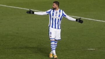 Soccer Football - Spanish Super Cup - Semi Final - Real Sociedad v FC Barcelona - Nuevo Arcangel, Cordoba, Spain - January 13, 2021 Real Sociedad&#039;s Willian Jose reacts after missing a penalty during the penalty shootout REUTERS/Jon Nazca