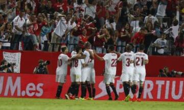 1-0. Mercado celebró el primer gol con sus compañeros.