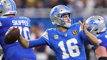 DETROIT, MICHIGAN - NOVEMBER 28: Quarterback Jared Goff #16 of the Detroit Lions throws a pass during the fourth quarter against the Chicago Bears at Ford Field on November 28, 2024 in Detroit, Michigan. Mike Mulholland/Getty Images/AFP (Photo by Mike Mulholland / GETTY IMAGES NORTH AMERICA / Getty Images via AFP)
