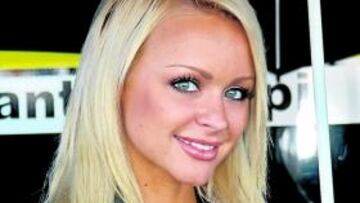 <b>La serenidad en San Marino fue rubia</b> Sí señores y señoras, ella puso paz en una día revuelto: van a acabar pilotando con guantes de boxeo. Al tal Iannone le boxearía un servidor con gusto por bocazas. Ante tanta tensión apareció ella y restableció la calma. Es un decir...