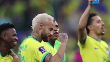 Doha (Qatar), 05/12/2022.- Neymar (C) of Brazil and teammates celebrate winning the FIFA World Cup 2022 round of 16 soccer match between Brazil and South Korea at Stadium 974 in Doha, Qatar, 05 December 2022. (Mundial de Fútbol, Brasil, Corea del Sur, Catar) EFE/EPA/Tolga Bozoglu