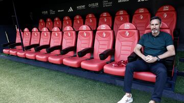 GRAFCAV3075. PAMPLONA, 28/05/2024.- El nuevo entrenador de Osasuna Vicente Moreno, ha sido presentado este martes en el estadio de El Sadar. Moreno, que ha firmado por una temporada, llega para sustituir a Jagoba Arrasate, que ha entrenado al equipo rojillo los últimos seis años. EFE/ Jesús Diges