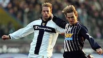 <b>EL CALCIO SE APRIETA.</b> El empate de la Juve en Parma y la victoria del Milan ante el Lecce, acerca a los lombardos al líder turinés.