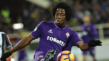 El volante colombiano Carlos Sánchez de la Fiorentina en el juego ante Juventus por Serie A de Italia