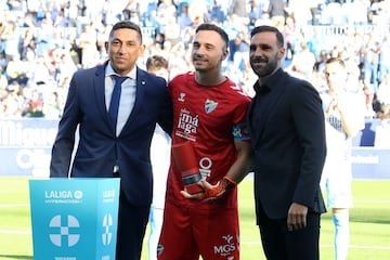 Alfonso Herrero, escoltado por Basti y Jess Gmez, con el premio como mejor meta de noviembre.