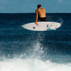 Julian Wilson está de vuelta con sus descomunales aéreos encima de la tabla de surf
