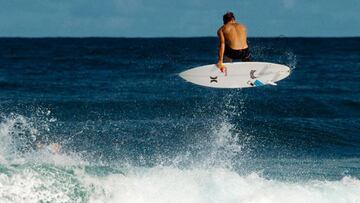 El surfista australiano Julian Wilson acaba de sacar un vídeo con saltos aéreos de lo más altos.
