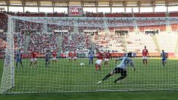 Kike Garc&iacute;a anota de penalti el 1-1 para el Murcia.