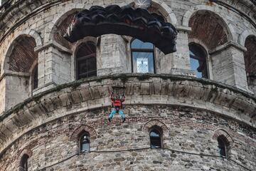 El deportista turco Cengiz Kocak realiza uno de sus sorprendentes saltos base desde la Torre de Gálata en Estambul.