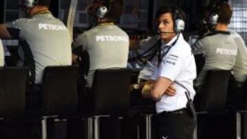 Wolff, en el puesto de mando de Mercedes en Singapur.