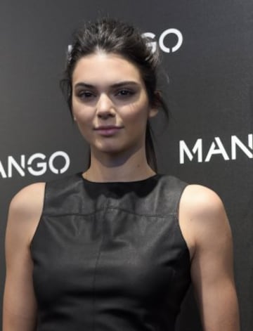 Kendall Jenner posa en el photocall de 'Tribal Spirit' de Mango en Barcelona.