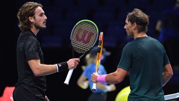 Rafa Nadal y Stefanos Tsitsipas se saludan tras su partido en las Nitto ATP Finals 2020.