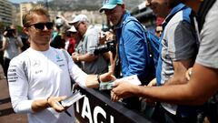 Nico Rosberg firma autógrafos en Mónaco.