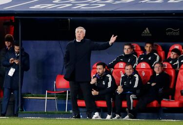 Carlo Ancelotti gesticula dentro de su área técnica.