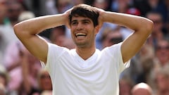 Carlos Alcaraz celebra su victoria contra Novak Djokovic en Wimbledon.