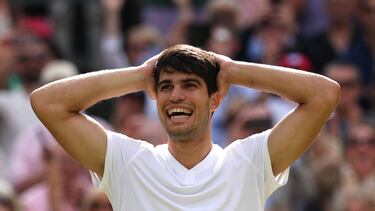 Carlos Alcaraz sonríe tras conquistar su cuatro Grand Slam en el All England Lawn Tennis and Croquet Club.