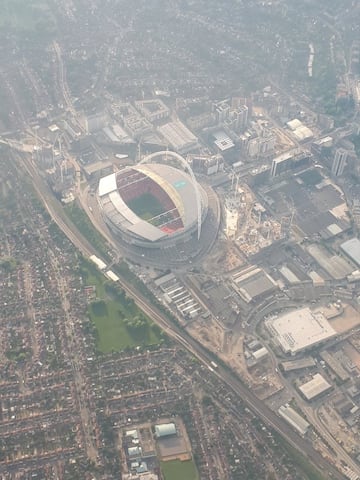 Uno de los estadios más emblemáticos que todo el mundo, es considerado la catedral del fútbol.  Se ubica en ciudad de Londres.