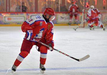El presidente ruso, particip¨® de un partido de hockey hielo que ya se est¨¢ convirtiendo en un evento tradicional en las fechas cercanas a la navidad, en la Plaza Roja de Mosc¨², con la intenci¨®n de fomentar el inter¨¦s por el deporte amateur. Estuvo acompa?ado por otros pol¨ªticos como el ministro de defensa y algunos empresarios, adem¨¢s de ex jugadores profesionales.