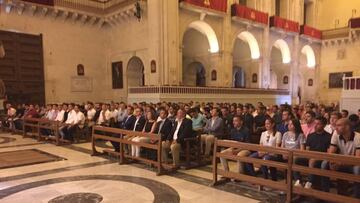 La nueva plantilla realiza la tradicional ofrenda floral