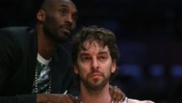 Pau Gasol apoyado por Kobe Bryant.