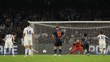 Soccer Football - Serie A - Napoli v Como - Stadio Diego Armando Maradona, Naples, Italy - November 1, 2025 Como's Alvaro Morata takes a penalty as Napoli's Vanja Milinkovic-Savic makes a save REUTERS/Ciro De Luca