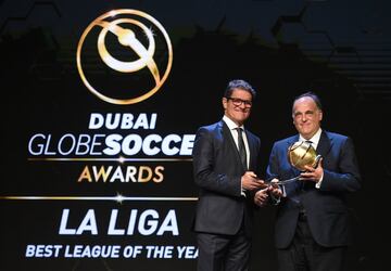 Javier Tebas, presidente de LaLiga, recibe de manos de Fabio Capello el premio al  mejor torneo del año.