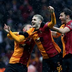 Icardi y Mertens llevan al Galatasaray a la victoria en el clásico turco