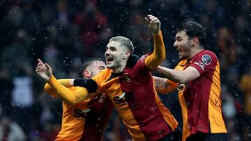 ISTANBUL, TURKIYE - FEBRUARY 5: Players of Galatasaray celebrate their victory at the end of the Turkish Super Lig week 23 football match between Galatasaray and Trabzonspor at Nef Stadium in Istanbul, Turkiye on February 5, 2023. (Photo by Berk Ozkan/Anadolu Agency via Getty Images)