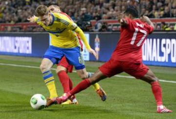 Miguel Veloso y Nani durante el partido que enfrenta a la selección de portugal con la de Suecia, para la clasificación para el Mundial de Brasil 2014 en el Friends Arena de Solna.