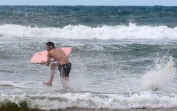 Pedro se lanza al mar en la playa de Futura.