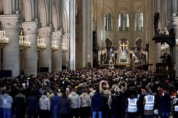 El presidente francés, Emmanuel Macron, pronuncia un discurso durante una visita a la catedral de Notre Dame de París. Unas 250 empresas y cientos de expertos se movilizaron para la restauración en cinco años que costó cientos de millones de euros.