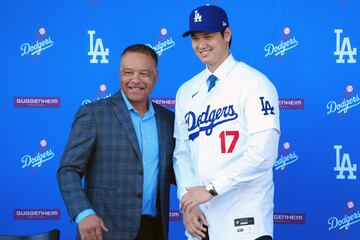 Dec 14, 2023; Los Angeles, CA, USA; Los Angeles Dodgers designated hitter Shohei Ohtani (17) poses with manager Dave Roberts at Ohtani's introductory press conference at Dodger Stadium. Mandatory Credit: Kirby Lee-USA TODAY Sports