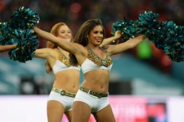 San Francisco 49ers-Jacksonville Jaguars. Las cheerleaders animan los tiempos muertos.