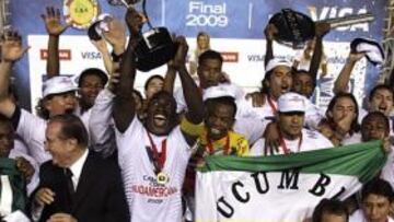 <b>CAMPEONES.</b> Los jugadores y técnicos de la Liga de Quito celebran la conquista de la Copa Sudamericana.