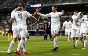 El Real Madrid pas por encima del Malmoe con una exhibicin goleadora de Cristiano Ronaldo (4 goles) y Benzema (3), Kovacic hizo el otro.
Rafa Bentez repiti goleada en el banquillo y tambin hubo un jugador en ambas goleadas, ?lvaro Arbeloa.
