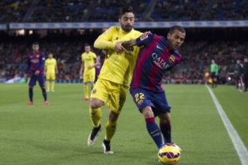 Dani Alves protege el balón ante el delantero argentino Luciano Vietto.