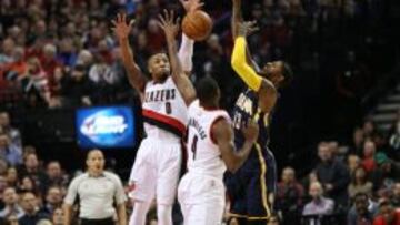 Damian Lillard y Paul George pelean por el balón.