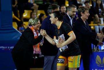 Elena Buenavida, base de la Sub-19, recoge el título individual de campeón de la Liga Femenina Endesa ganado con el Valencia.