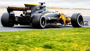 Jolyon Palmer con el Renault durante los test de Barcelona.