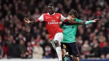 Emmanuel Eboue pelea un bal&oacute;n con Messi en 2011