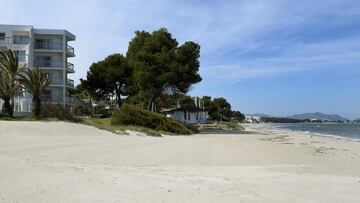 La playa de Muro, en Palma de Mallorca, vac&iacute;a durante la Semana Santa.