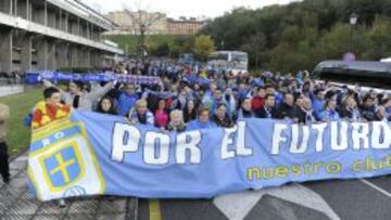 La afici&oacute;n del Oviedo se manifiresta por la salvaci&oacute;n del club a las puertas del estadio.