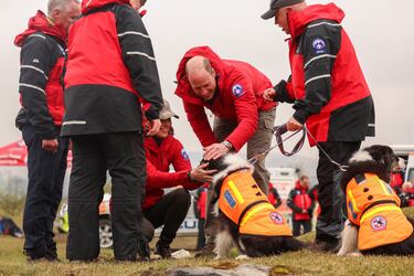 Los príncipes de Gales Guillermo y Catalina, acarician a un perro de búsqueda durante una visita al equipo de rescate de montaña de Central Beacons en Merthyr Tydfil.