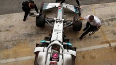 Mec&aacute;nicos de Mercedes meten el coche de Hamilton en su garaje en los test de Barcelona 2020.