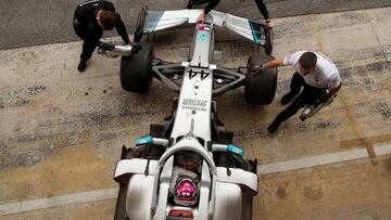 Mecánicos de Mercedes meten el coche de Hamilton en su garaje en los test de Barcelona 2020.