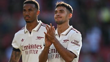 Martín Zubimendi, jugador del Arsenal, aplaude a los aficionados desplazados hasta Old Trafford tras el partido ante el Manchester United.
