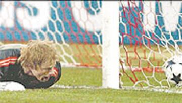 <b>CANTADA REVELADORA</b>. Kahn considera que el error que cometió ante el Madrid le ha hecho refl exionar sobre su actitud en el campo.