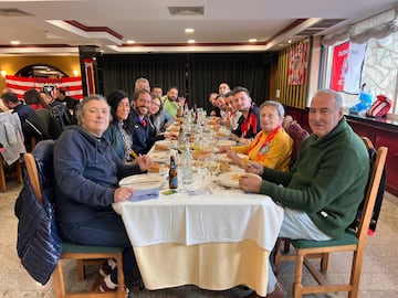 Asistentes a la comida del quinto aniversario de la peña atlética Furia leonesa. 