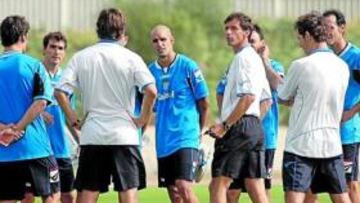 <b>EXPLICACIONES. </b>Cuco Ziganda charla con los jugadores de la plantilla azulina durante la sesión de entrenamiento de ayer en Chapín.