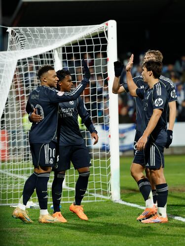 0-2. Los jugadores del Real Madrid celebran el gol que marca en propia puerta Manuel Farrando.